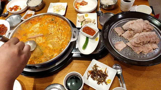 원할머니보쌈&박가부대 광주수완점