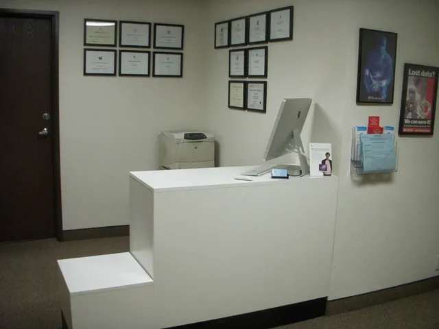 CORNICE - Apple Authorized Service