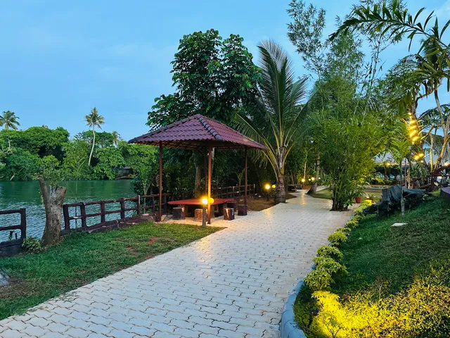 Lake n River Resort Munroe Island