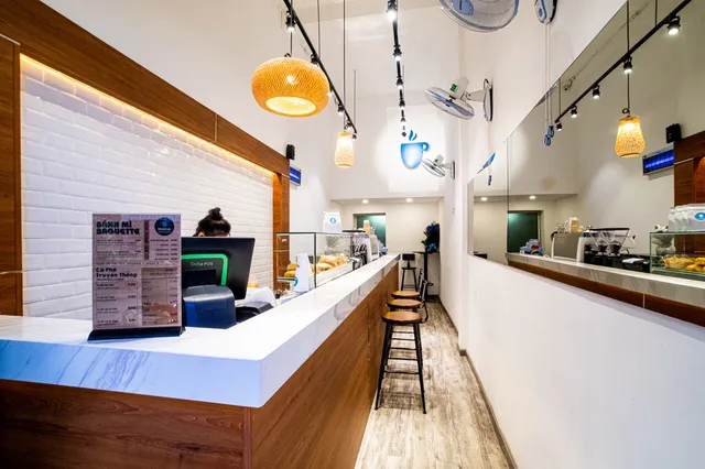 Bánh Mì Ngũ Cốc và Cà Phê