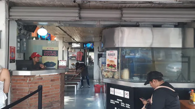 Burger & Jochos Coapa - Fast Food al Carbón