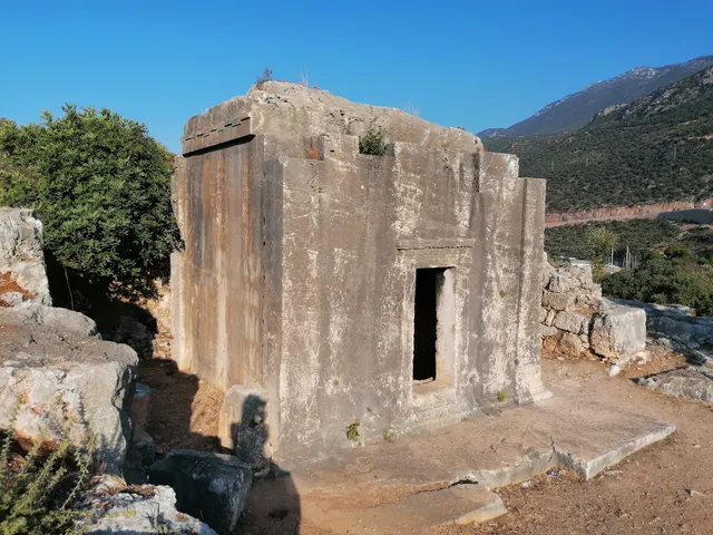 Akdam dor kaya Gömütü