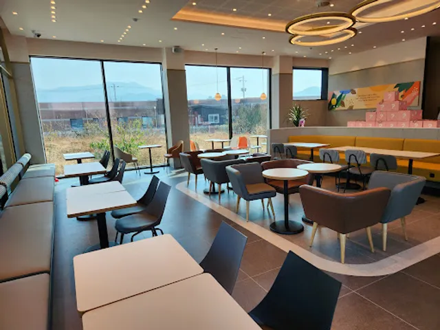 투썸플레이스 청도산성강변점