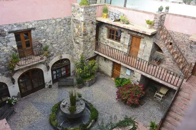 Hotel Amor y Paz +18