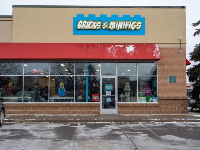Bricks & Minifigs Champlin