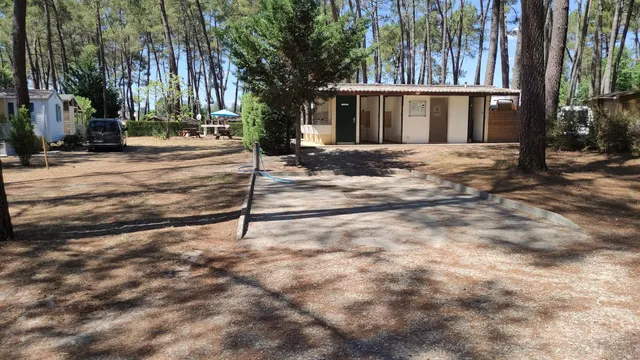 Castel Chalets / aire de camping cars