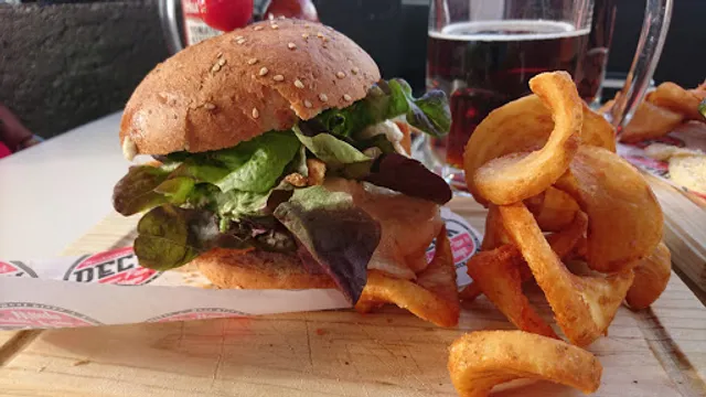 Deck / Burger/ Pizza & Wings