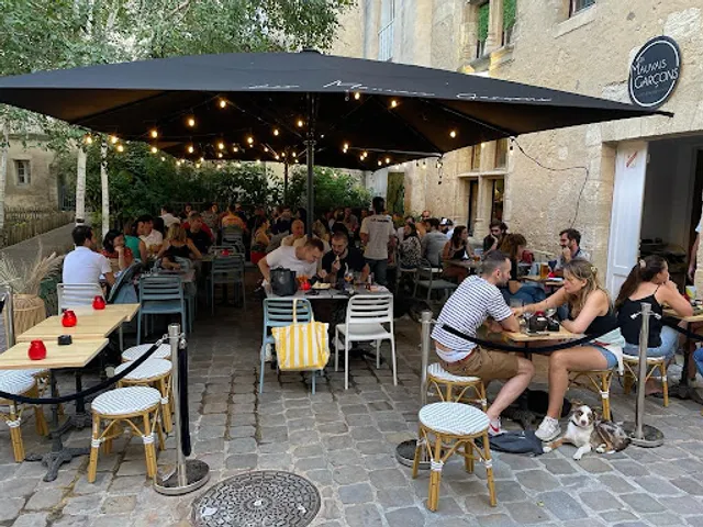 Les Mauvais Garçons: Bar / Restaurant Speakeasy