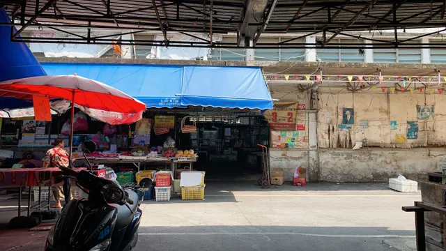 Chao Phrom Market