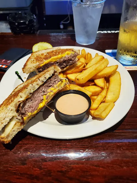 Edge on 7 Bar & Grill