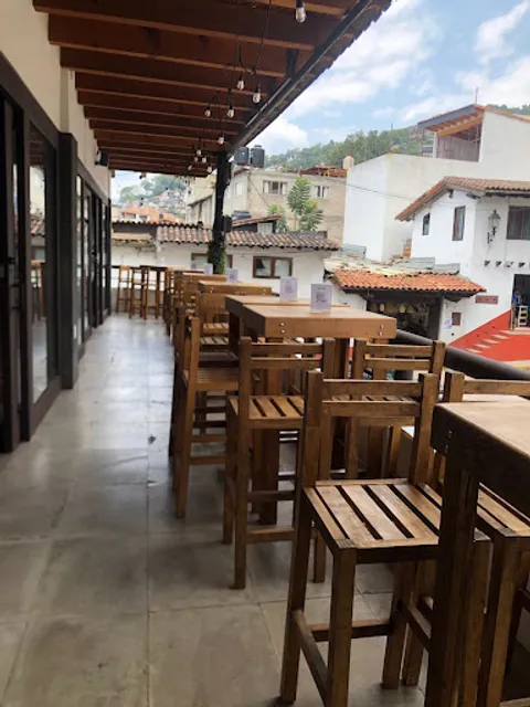 DELOREAN wings & burgers