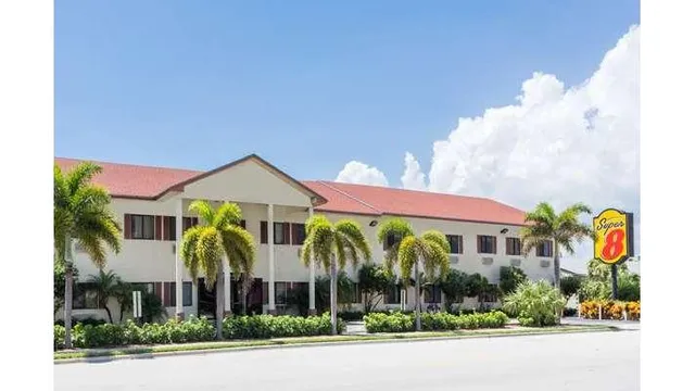 Super 8 by Wyndham Pompano Beach