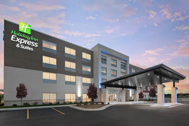 Holiday Inn Express & Suites Elkhorn - Lake Geneva Area by IHG