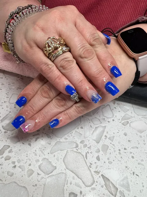 Modern nails & bar