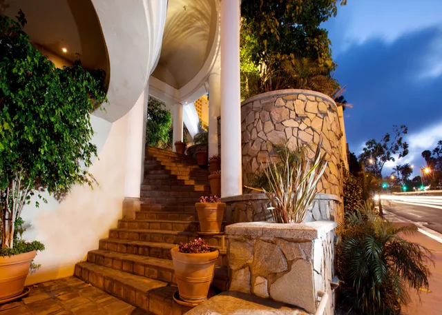 Casa Loma Beach Hotel