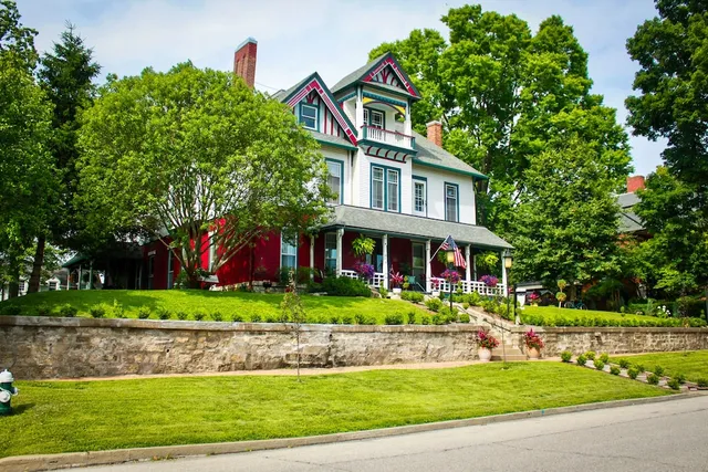 Evans' Holly Grove Inn