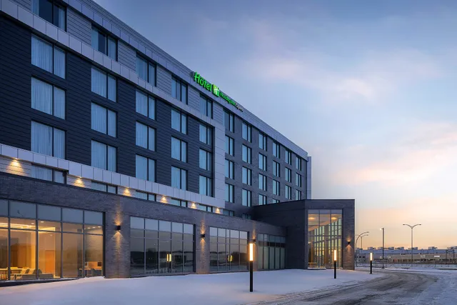 Holiday Inn Express Montreal Airport - St-Laurent by IHG
