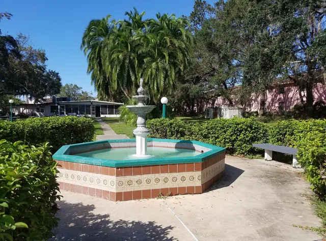 Palm Lakefront Resort & Hostel