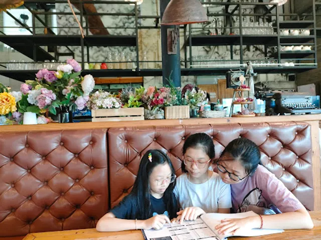 LKKR (Lekker Urban Food House Putri Hijau)