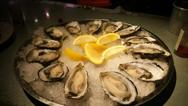 Shucked Oyster And Seafood Bar • Publika