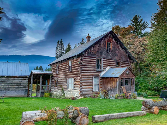 Peaceful Pines Cabin - Three Bedroom Home with Hot Tub