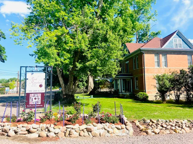 Red Rosebud Bed & Breakfast