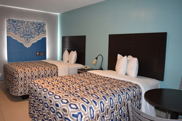 Woodfield Inn & Suites