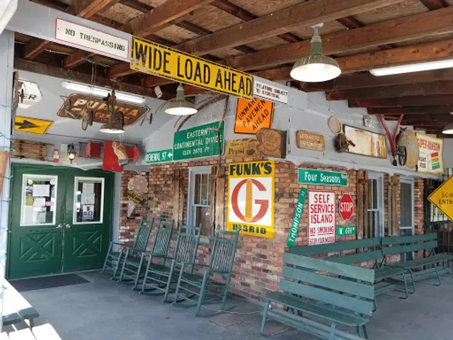 Piggy's Ice Cream-Harry's Grille