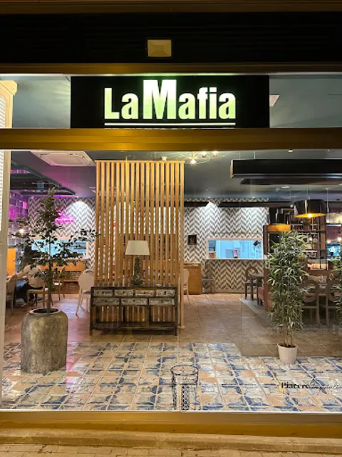 La Mafia se sienta a la mesa