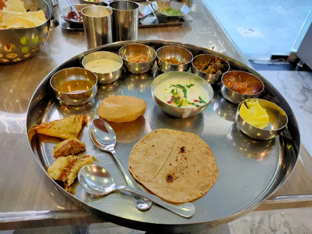 Shree Radhe Thal || Best Gujarati Thaal Restaurant In Gandhinagar | Kathiyawadi Thaal Restaurant In Gandhinagar