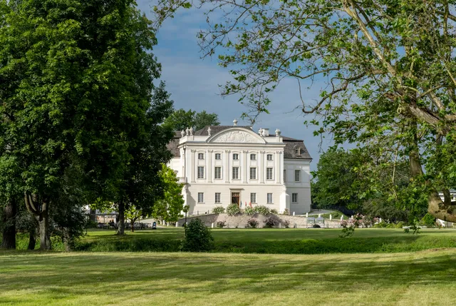 Pałac w Kurozwękach