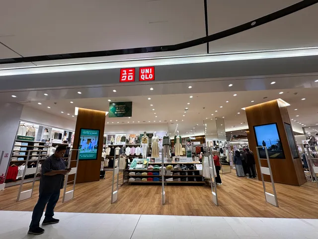 UNIQLO The Exchange TRX
