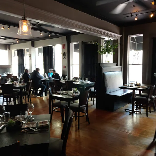 Food 101 Bar & Bistro