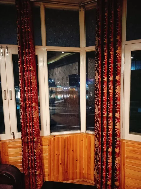 Hotel New Muskaan, Dal Lake, Ghat no 11,Near KFC and Natu's Sweets.