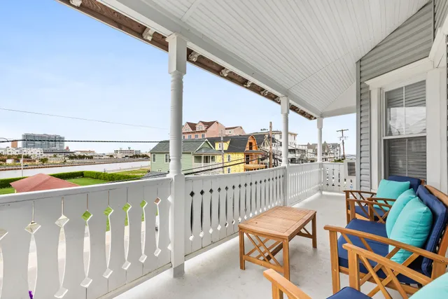 The Melrose, Bed & Bath