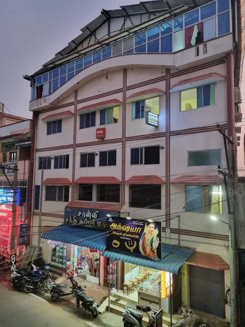 OYO 72171 Sri Sakthi Lodge