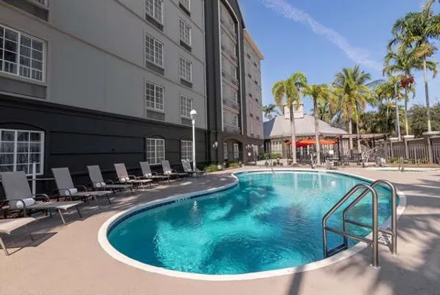 La Quinta Inn & Suites by Wyndham Miami Airport West