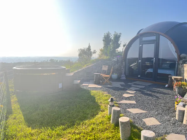 Hilltop Hideaway (Secluded pod with private hot tub)