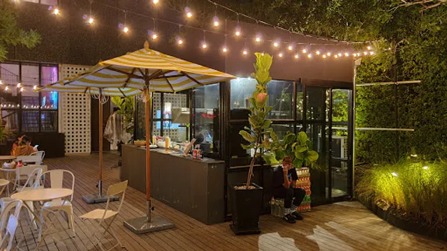 Bun Meat & Cheese Burger - Saladaeng