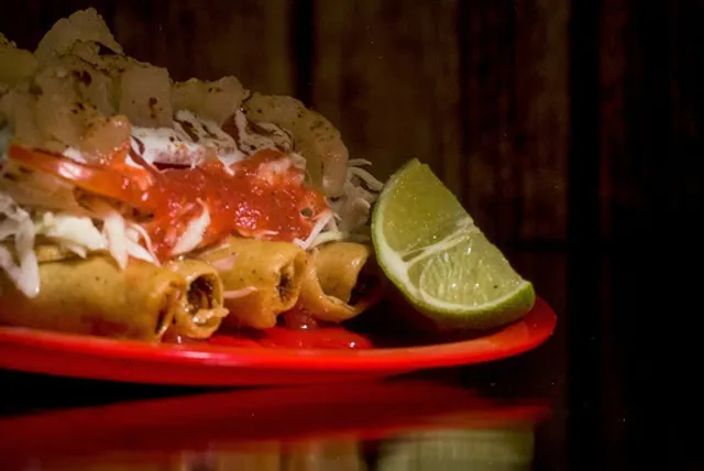 CHIPOCLUDAS Flautas y Sopes