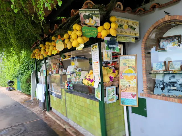 Tizzano's kiosk (lemon ice cream)