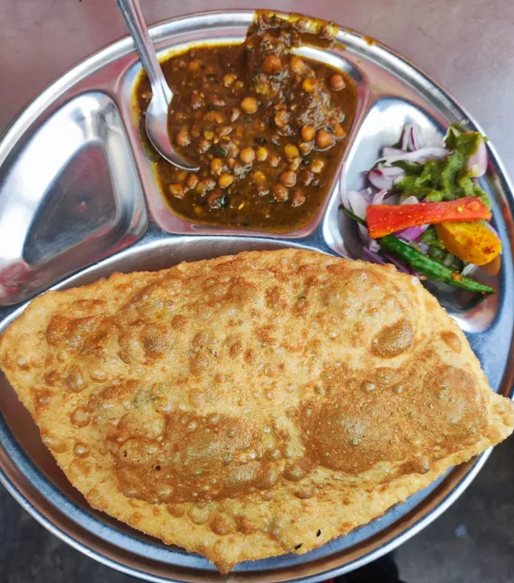 Karol Bagh ke Mashoor Chole Bhature