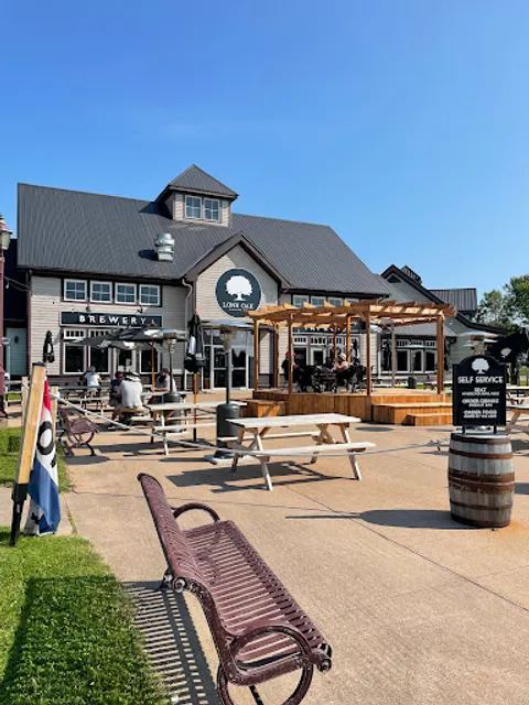 Lone Oak Restaurant, Taproom and Golf Simulator
