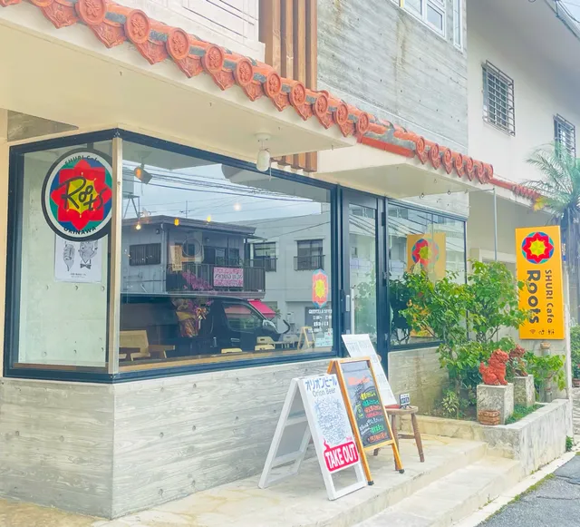 沖縄で1番濃厚なバナナジュースと県産フルーツジュースのお店/首里Cafe Roots
