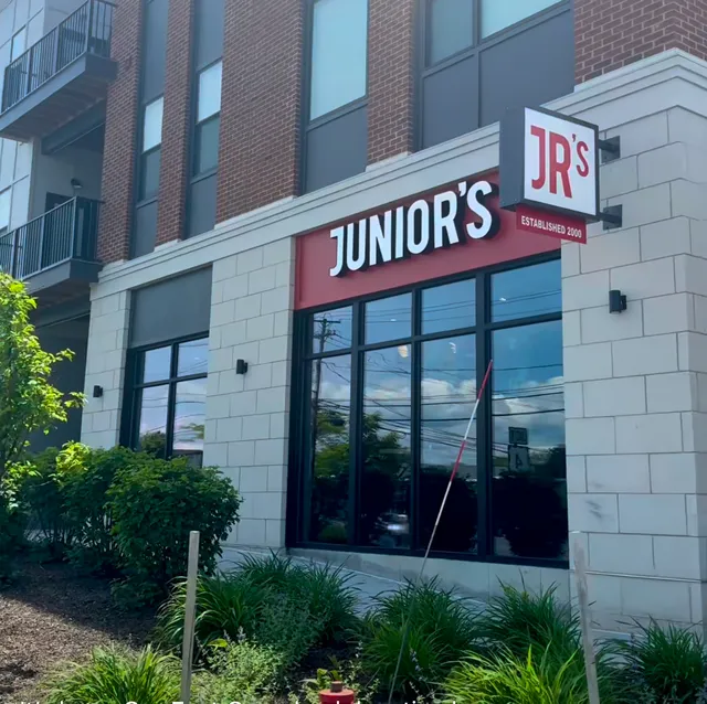 Junior's Bar & Grill