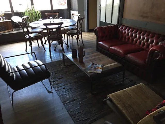 Les Coudes sur la Table