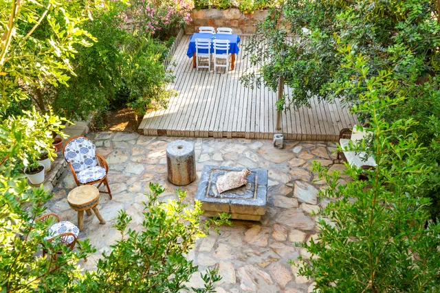 Port Hostel & Restaurant