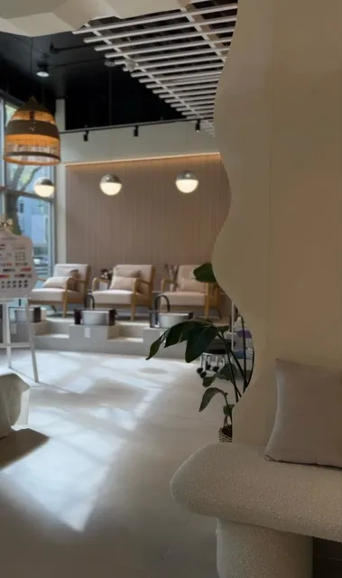 HER Nails Lounge - Yaletown