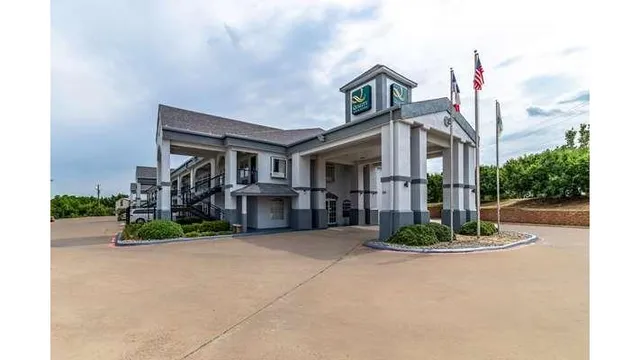 Quality Inn & Suites Canton