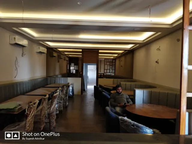 सेवन वेळास फैमिली रेस्टो बार